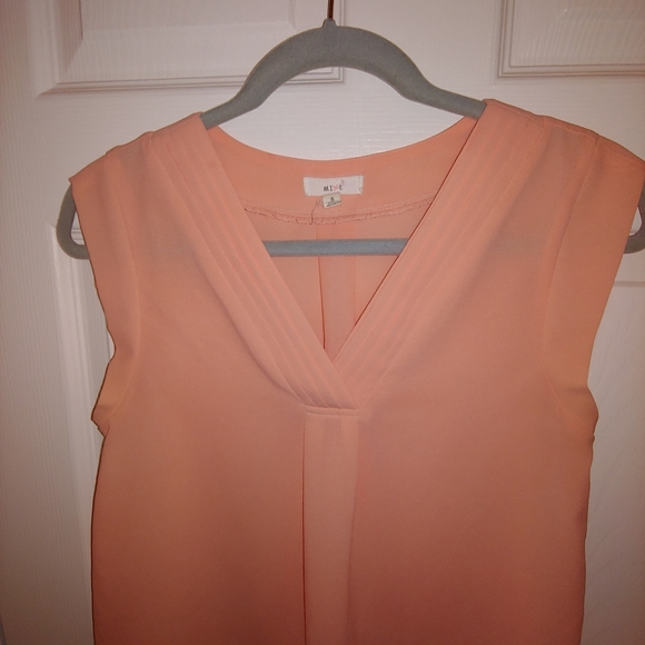 Pleated v neck pink top - Picture 3 of 7